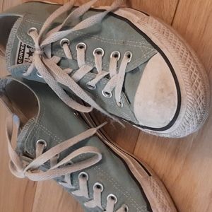 Low top size 10 Converse